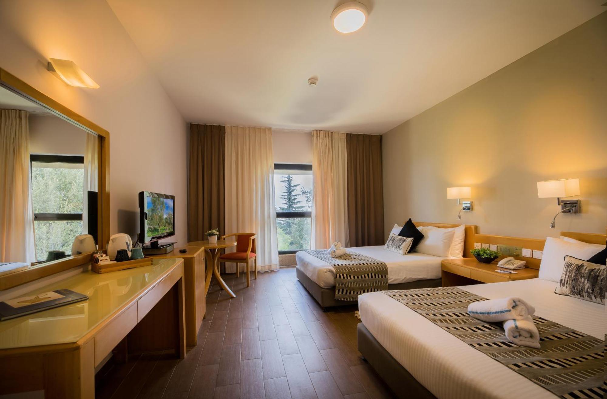 C Hotel Неве Илан Екстериор снимка