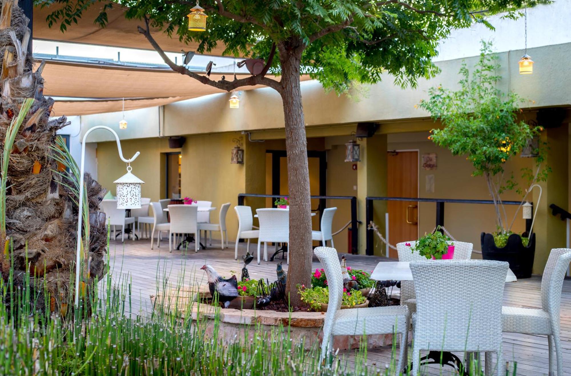 C Hotel Неве Илан Екстериор снимка